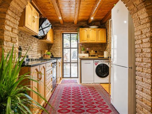 Olvion Villa with Private Yard & BBQ by 8essentially