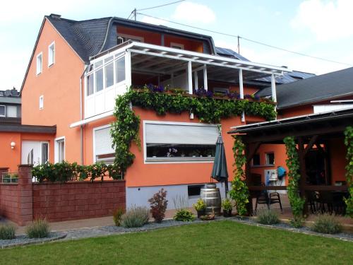 a house with ivy on the side of it at Ferienweingut Rainer Beitzel in Kröv