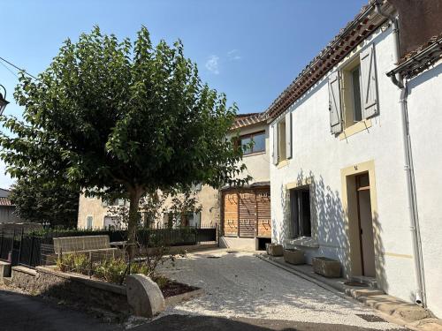 Le Moulin - maison authentique tout équipée, proche de la Cité médiévale