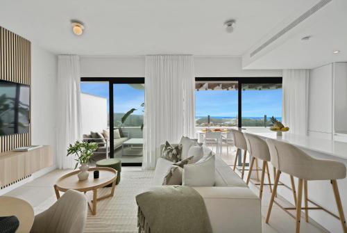 Luxe Penthouse Panoramic Sea View, Spa & Gym