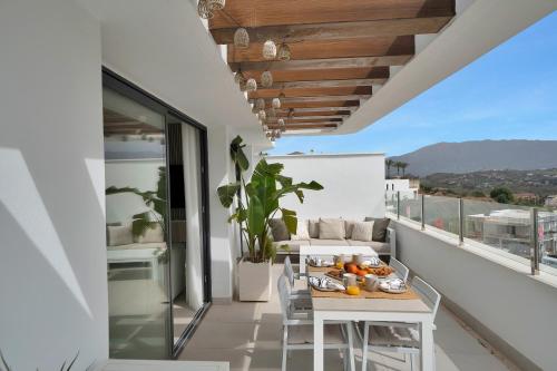 Luxe Penthouse Panoramic Sea View, Spa & Gym