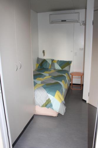 a bedroom with a bed in a small room at Linga Longa Spiritual Retreat in Curra