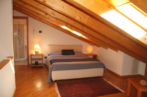 ベッラージョにあるVistaureggioのベッドルーム1室(ベッド1台付)が備わる屋根裏部屋です。