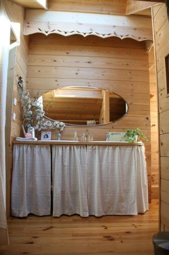 Cette chambre dispose d'une table et d'un mur en bois. dans l'établissement Maison Au Jardin, à Biscarrosse
