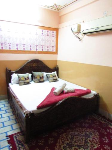 Cama o camas de una habitación en Jamna Vilas Guest House and Restaurant