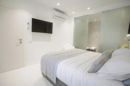 Una cama o camas en una habitación de Kikar Boutique Hotel