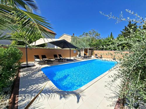 Family apartment Oros Medulin, with a pool, ggl