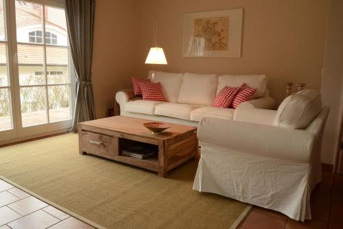 a living room with a couch and a coffee table at Ferienhaus Boddenkiek mit Wasserblick in Seedorf in Seedorf