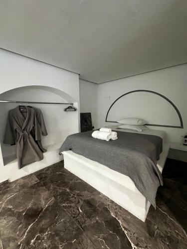 Minimal Arch En-Suite Studio