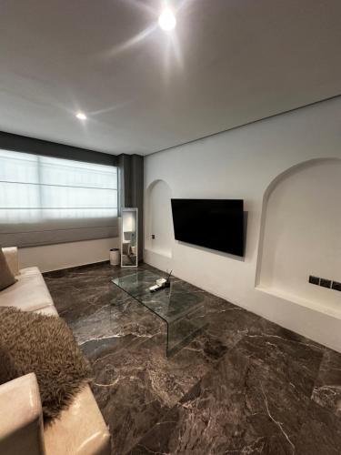 Minimal Arch En-Suite Studio