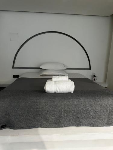 Minimal Arch En-Suite Studio