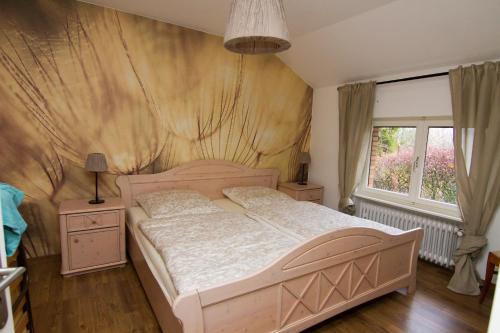 Un dormitorio con una cama grande y una ventana en Ferienhaus "Kleiner Onkel", en Honerath
