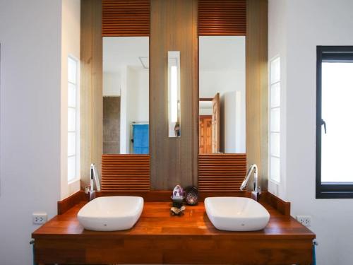 Ένα μπάνιο στο 4 Bedroom Sea View Villa-Tongson Bay SDV262-By Samui Dream Villas
