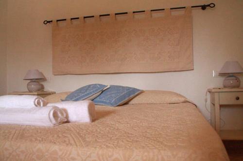 a bedroom with a bed with towels on it at Casa del Cervo in Ingurtosu