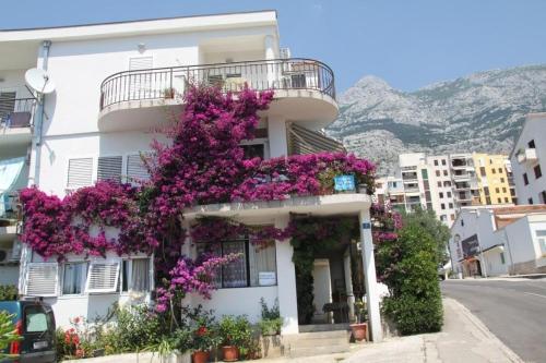 Apartments with parking space Makarska - 27979