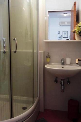 Apartments with parking space Makarska - 27979