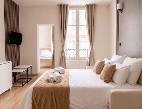 Cozy studio Louvre Saint Honore by Melvane