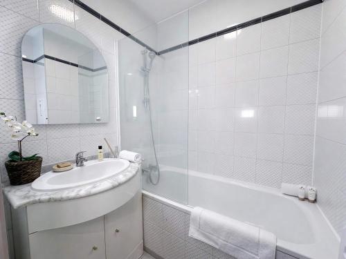 Cozy studio Louvre Saint Honore by Melvane
