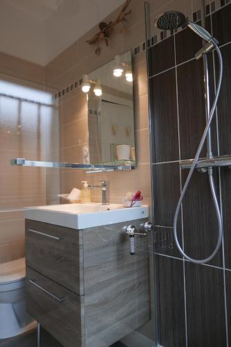 une salle de bain avec un lavabo et une douche dans l'établissement La Grillotte, à Vieux-Boucau-les-Bains