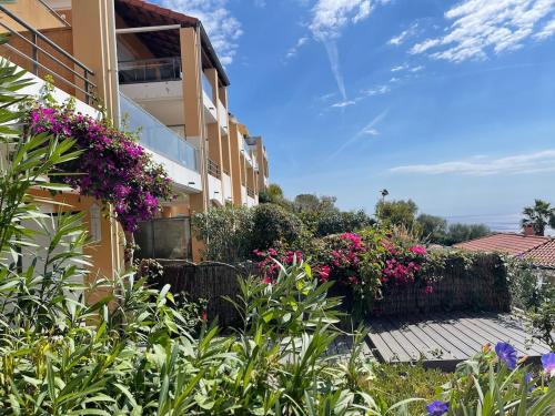 Terrasse vue mer, piscine à Nice
