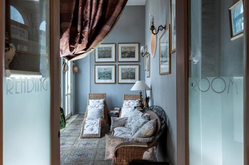 a living room with a couch and a lamp at Palazzo Muro Leccese Relais de Charme & Wellness in Muro Leccese