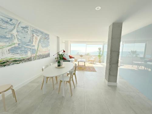 Moderno y completo apartamento frente al mar