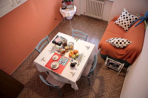 ペーザロにあるGoga&Romeoのソファの横に果物をかけたテーブル