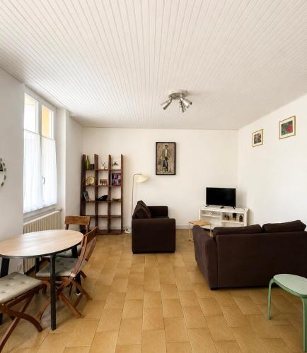 Appartement 2 chambres avec une grande terrasse dans un endroit calme et familial
