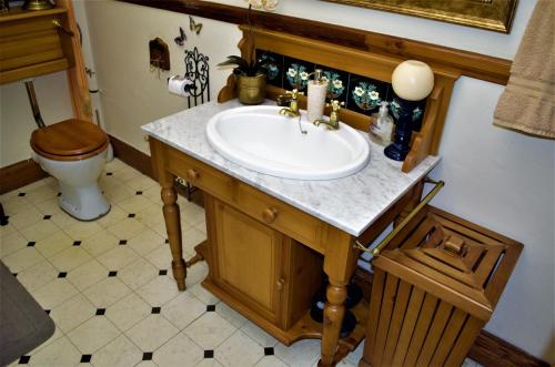 Un baño de 79 On Ridge