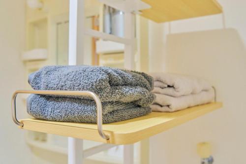 New Open Private Apartment Room, 5-minute walk to Dotonbori, 3 minutes to KIX Bus, Free luggage storage, Many convenience stores