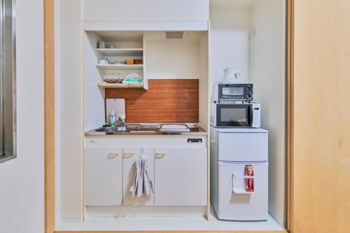 New Open Private Apartment Room, 5-minute walk to Dotonbori, 3 minutes to KIX Bus, Free luggage storage, Many convenience stores