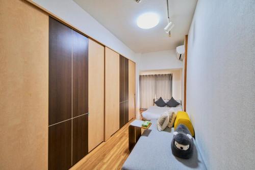 New Open Private Apartment Room, 5-minute walk to Dotonbori, 3 minutes to KIX Bus, Free luggage storage, Many convenience stores