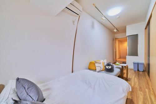 New Open Private Apartment Room, 5-minute walk to Dotonbori, 3 minutes to KIX Bus, Free luggage storage, Many convenience stores