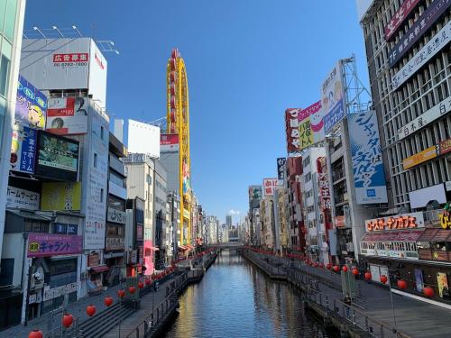 New Open Private Apartment Room, 5-minute walk to Dotonbori, 3 minutes to KIX Bus, Free luggage storage, Many convenience stores