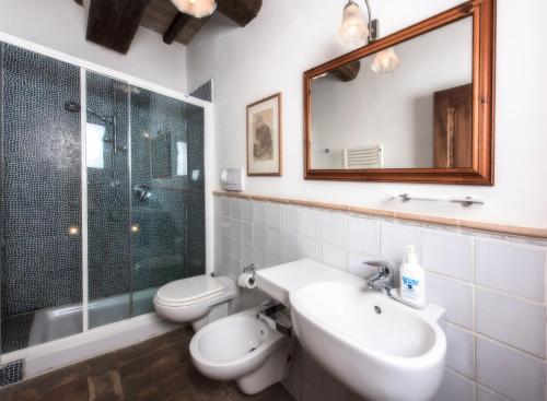 Un baño con inodoro, lavabo y ducha. en Agriturismo La Collina Dei Lecci, en San Gimignano