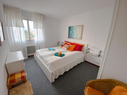 Ferienwohnung mit Meerblick, Pool und Tennisplätzen