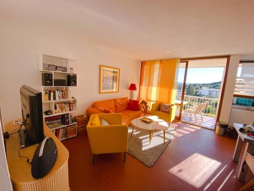 Ferienwohnung mit Meerblick, Pool und Tennisplätzen