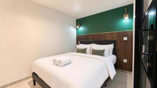 Modern 2 Bedroom Apartment in Vibrant Paris 11