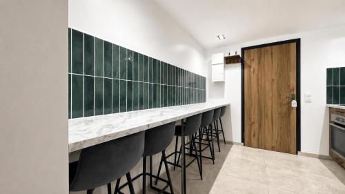 Modern 2 Bedroom Apartment in Vibrant Paris 11