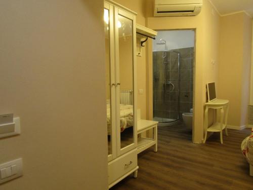 Kamar mandi di Glam Resort Giulia