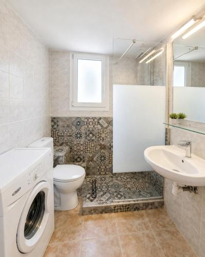 Acropolis 17 - 2BR 2 min to Metro