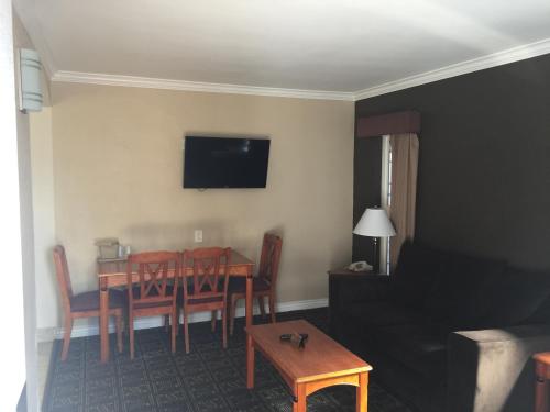 Televisyen dan/atau pusat hiburan di Seaside Motel