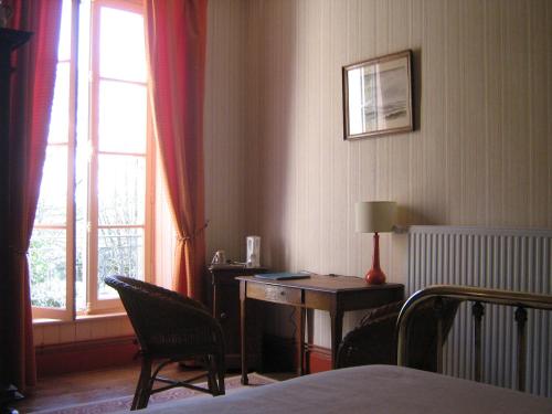 En eller flere senger på et rom på chambres d'hotes du Manoir de Suguensou