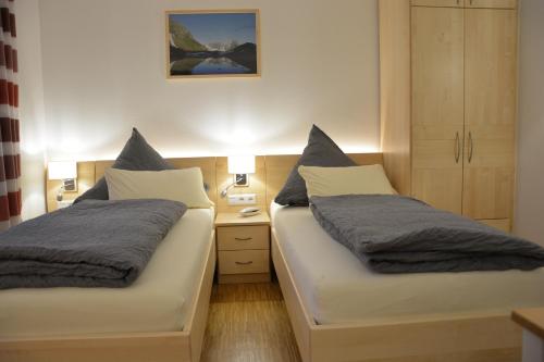 sypialnia z 2 łóżkami i szafką nocną w obiekcie Villa Müsli w mieście Dettingen an der Iller