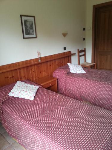 two beds sitting next to each other in a bedroom at Ristoro Saint Roch in Hone