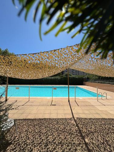 Studio Cosy avec Piscine & Parking au Cœur Fréjus