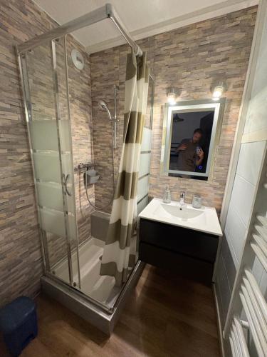 Studio Cosy avec Piscine & Parking au Cœur Fréjus