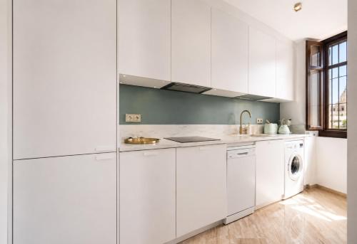 EXCLUSIVE TRIPLEX WITH PRIVATE TERRACE