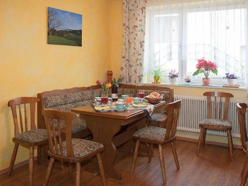 a dining room with a table and chairs and a table and a tableablish at Willi's Bauernhof in Leiben