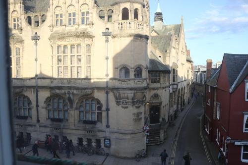 een oud gebouw waar mensen voor lopen bij Museum Hotel Oxford in Oxford